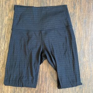 Lululemon align black subtle pattern 25”